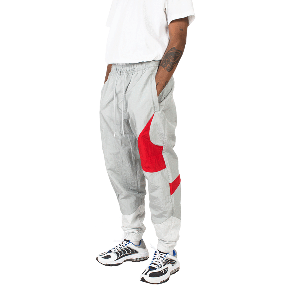En cantidad compañerismo oscuridad Pantalón Nike Sportswear Swoosh Woven Lined Gris Humo/Rojo Hombre DD59