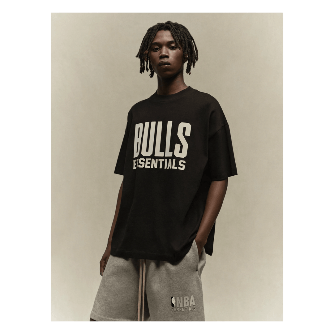 新品未使用 FEAR OF GOD ESSENTIALS x BULLS Tee 125AL244404F_3_1080x.png?v=